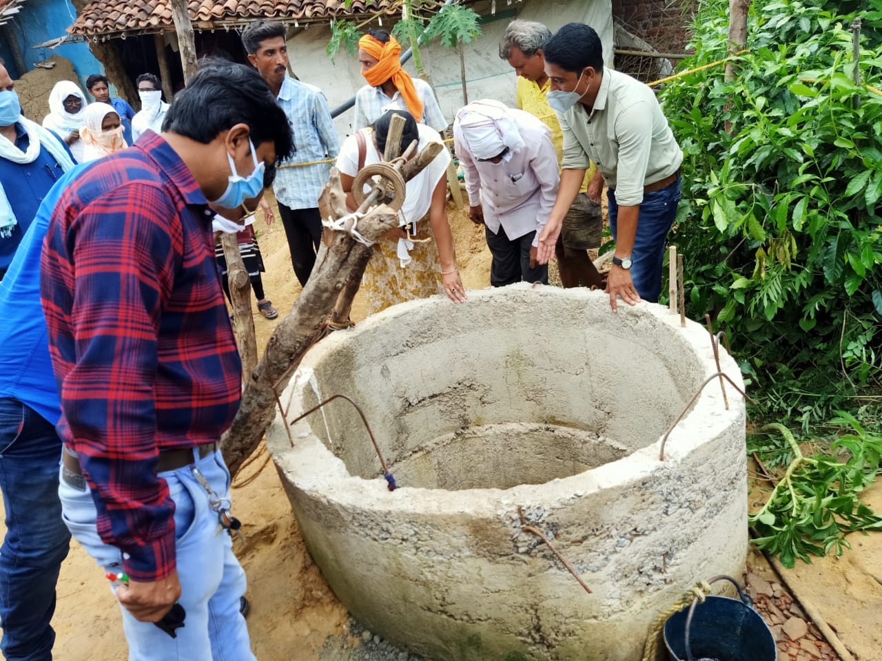 Four men died due to poisonous gas in the well One of them was working in well