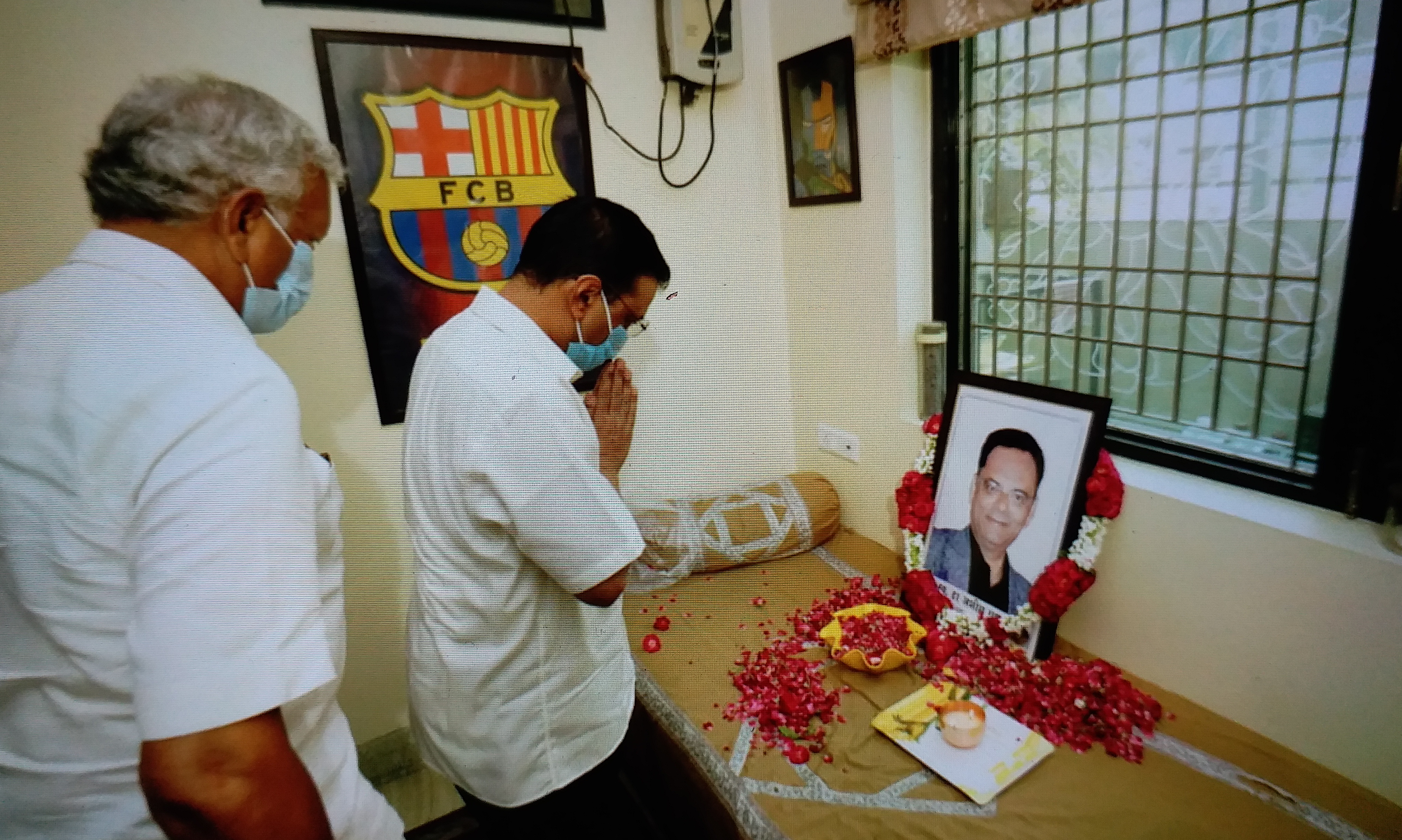 Delhi chief minister Arvind Kejriwal paying tribute to LNJP doctor who died battling COVID-19