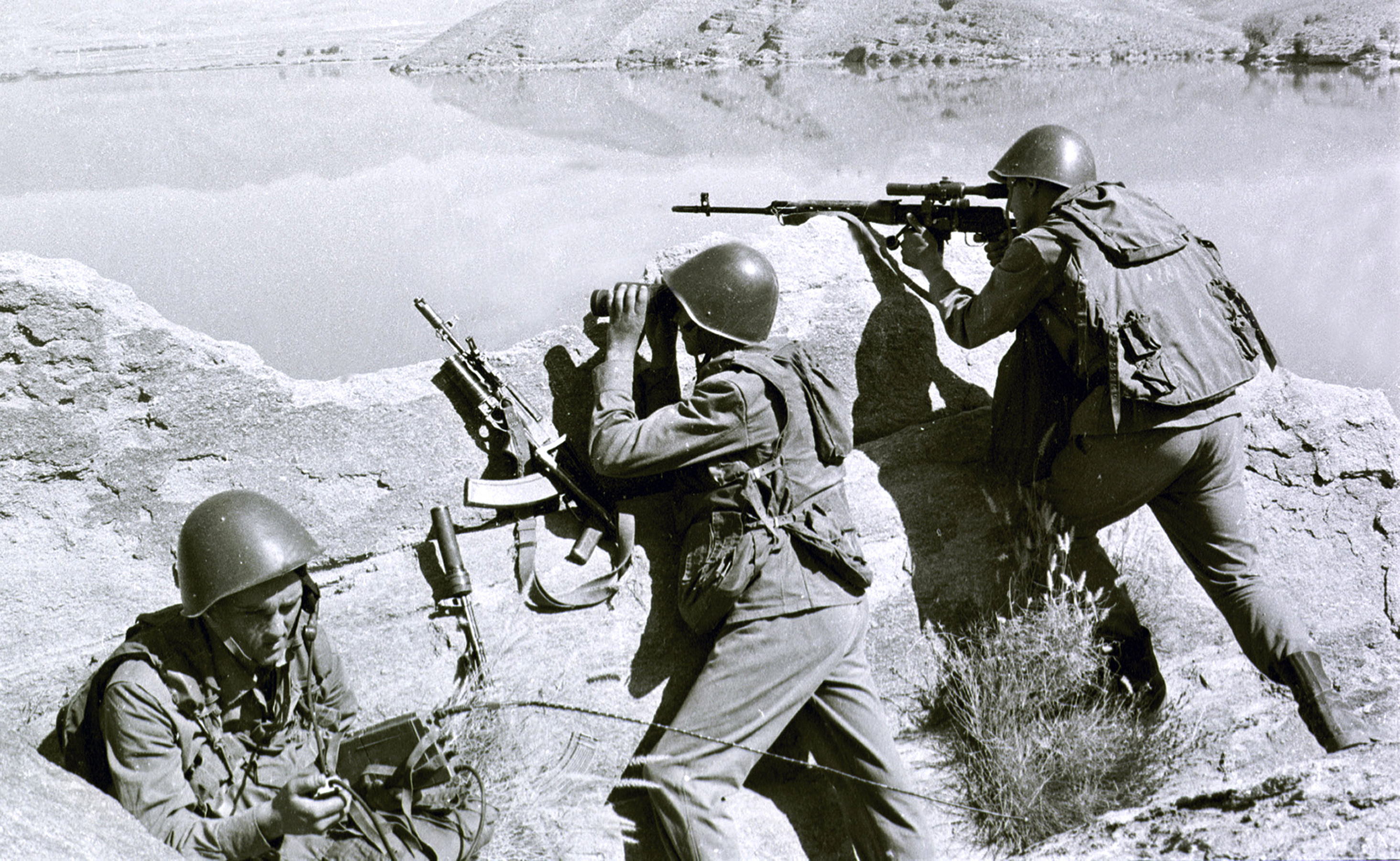 Soviet soldiers observe the highlands, while fighting Islamic guerrillas at an undisclosed location in Afghanistan. (File pic)