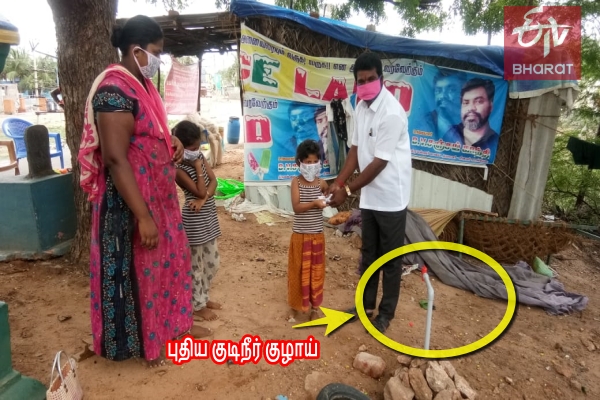 முகக்கவசம் வழங்கும் ஊராட்சி மன்றத்தலைவர்