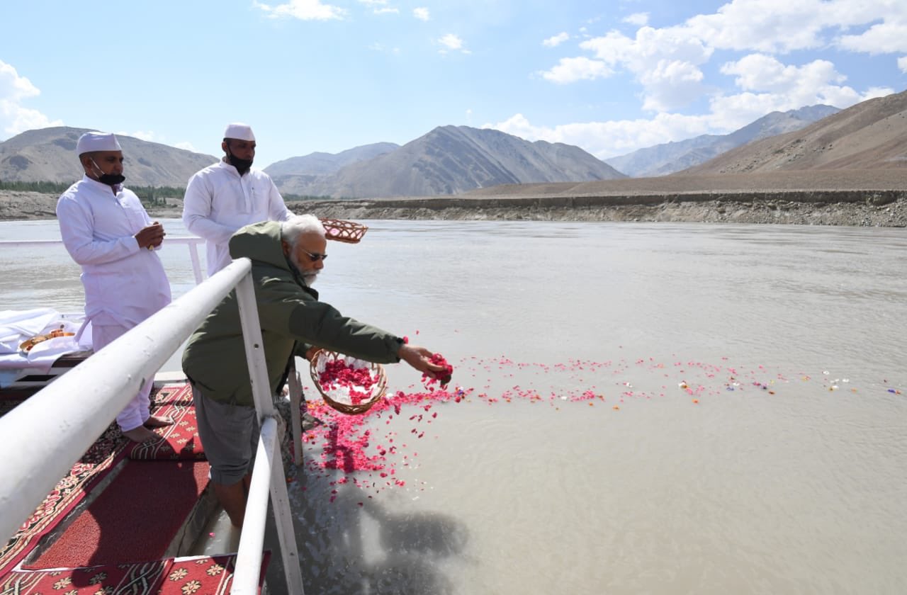 PM shares pictures of Sindhu Puja he performed in Ladakh