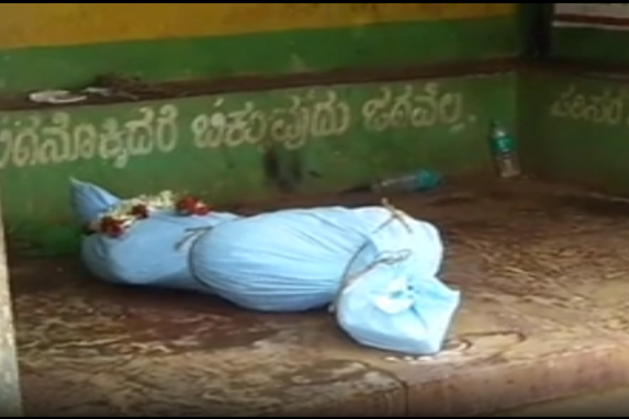 Hospital Staff kept the Dead body at Public Bus stop in Karnataka