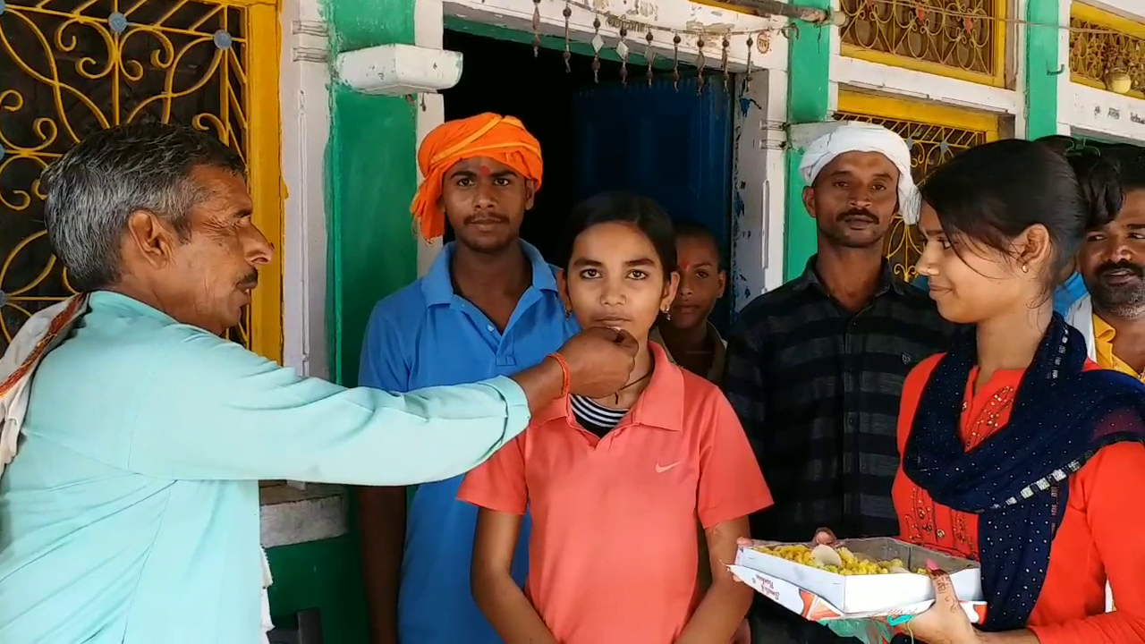 fighting-all-odds-madhya-pradesh-girl-who-cycles-24km-to-school-and-back-secures-98-dot-5-percent