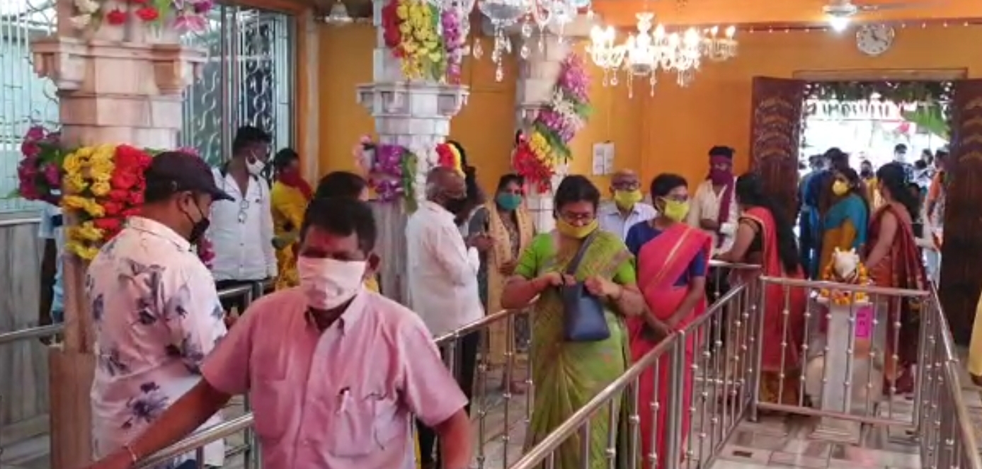 crowd-of-devotees-at-sai-baba-temple-of-jagdalpur