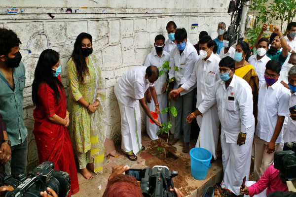 நடிகை நமீதா, நடன இயக்குநர் காயத்ரி ரகுராம் கலந்துகொண்டபோது