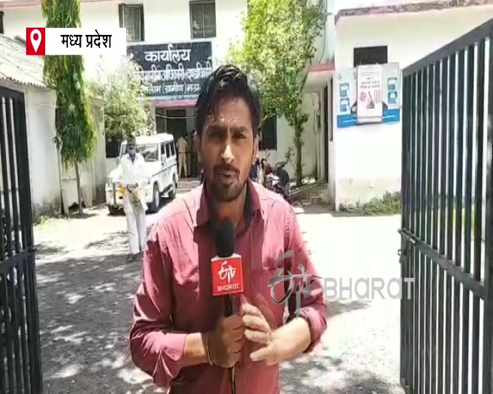 Farmer family sitting on strike