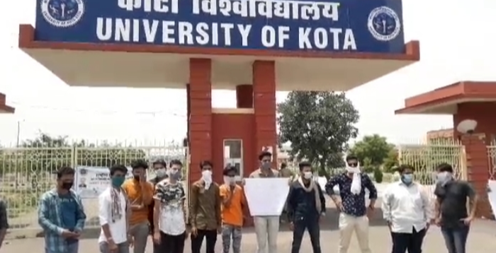 यूनिवर्सिटी ने छात्रों पर मामला करवाया, दर्ज  University registered case against students