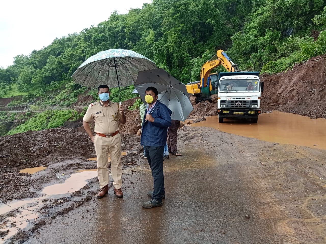 landslide on mumbai goa express way