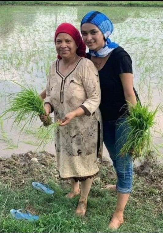 anukriti-gusain-ropes-in-the-fields-with-her-mother-in-law