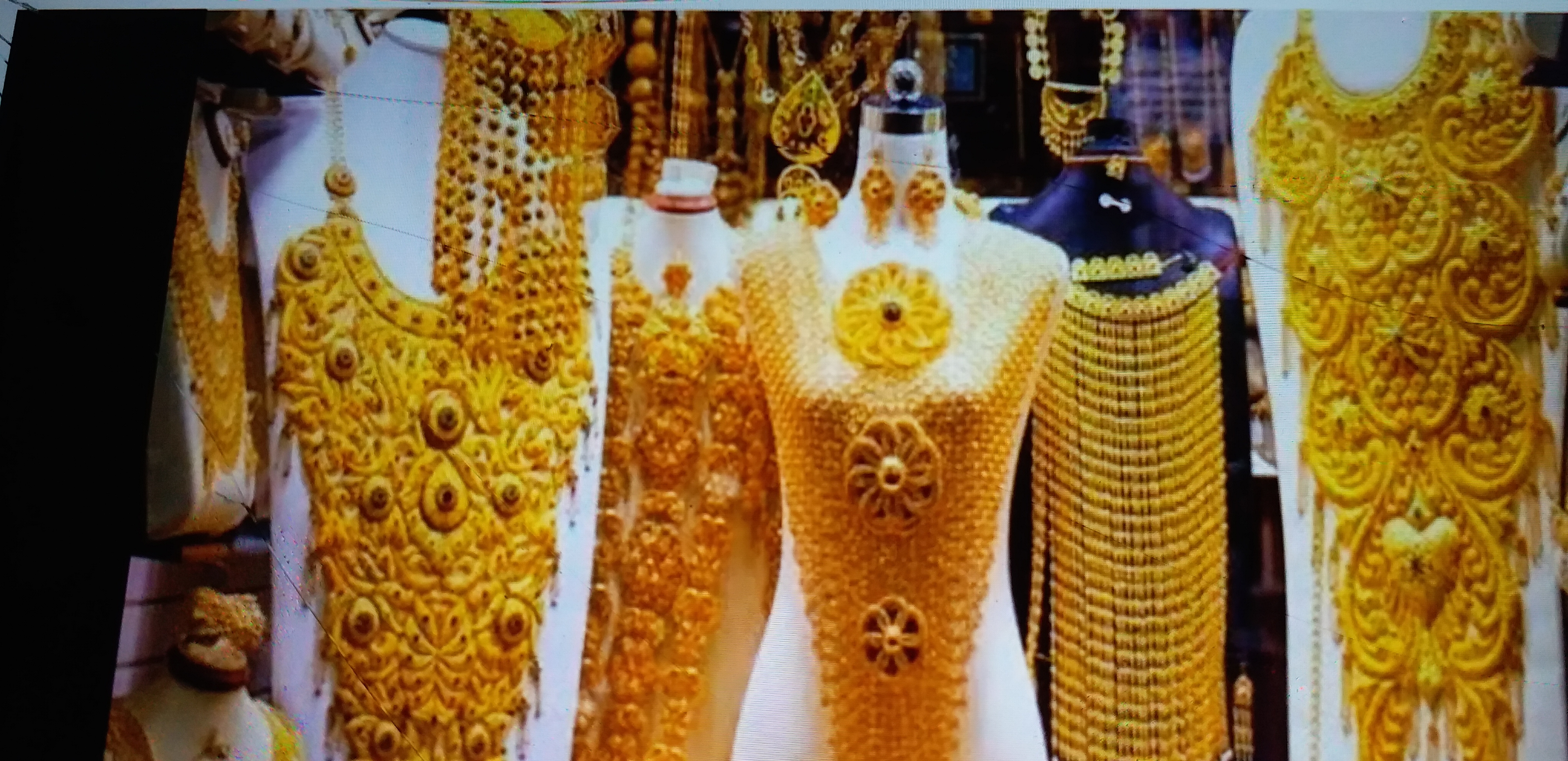 Gold jewelery