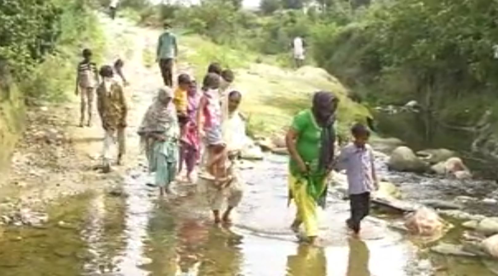 نالے سے گزرنے پر مجبور