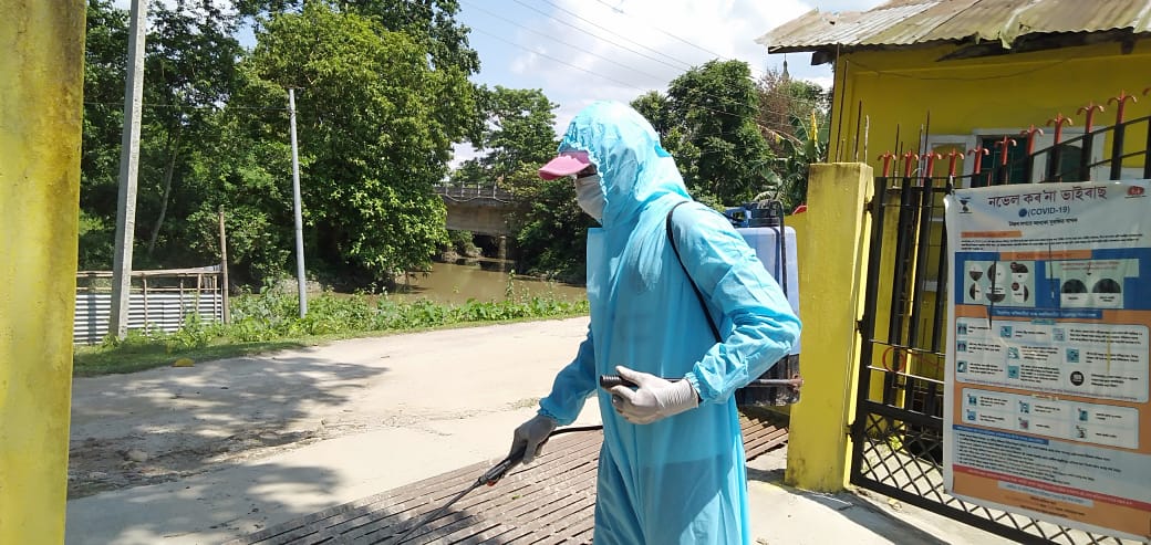 A boy involve in doing sanitization in nalbari assam etv bharat news