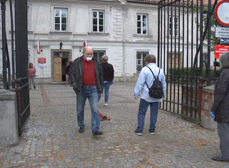 Poland holds momentous, tight presidential election runoff