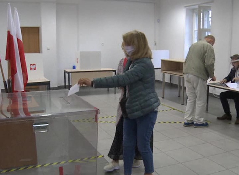 Poland holds momentous, tight presidential election runoff