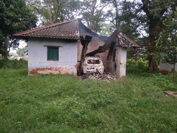 Maoists blow up 12 buildings in Jharkhand