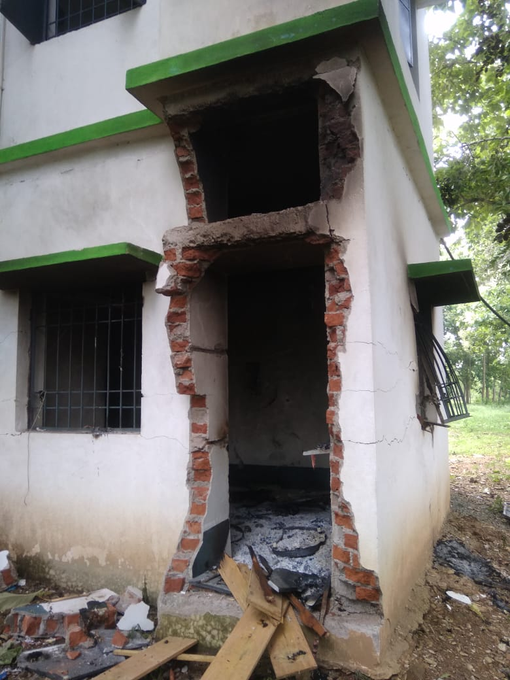 Maoists blow up 12 buildings in Jharkhand