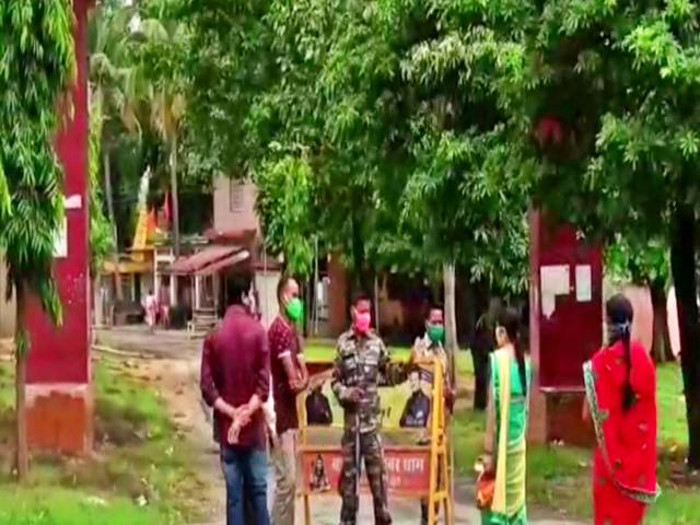 Devotee worshiping Shiva in their homes due to corona in khunti