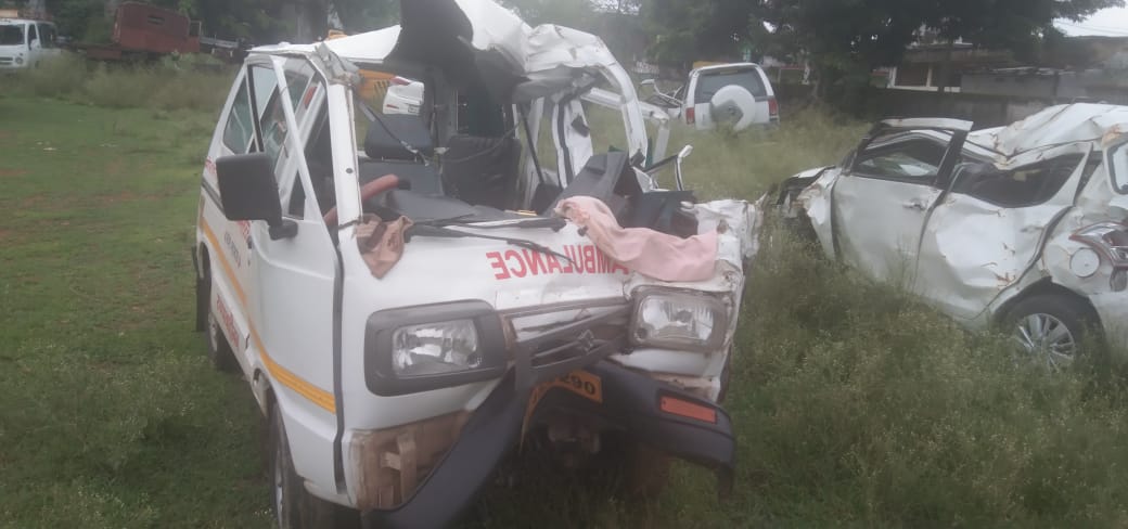 Ambulance collided with a truck parked in Amarpatan Satna