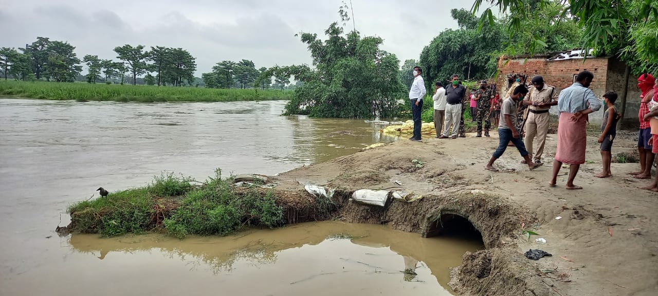 कटान का निरीक्षण करने पहुंच रहे अधिकारी