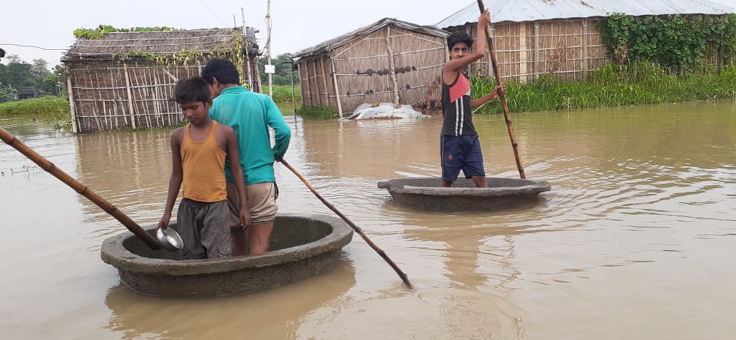 कुछ ऐसे जिंदगी जी रहे लोग