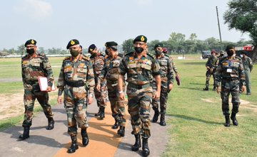 পঞ্জাৱ সীমান্তত উপস্থিত স্থলসেনা প্ৰধান জেন. নাৰাৱানে