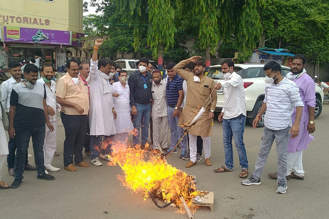 Congressmen burn effigy of Chief Minister