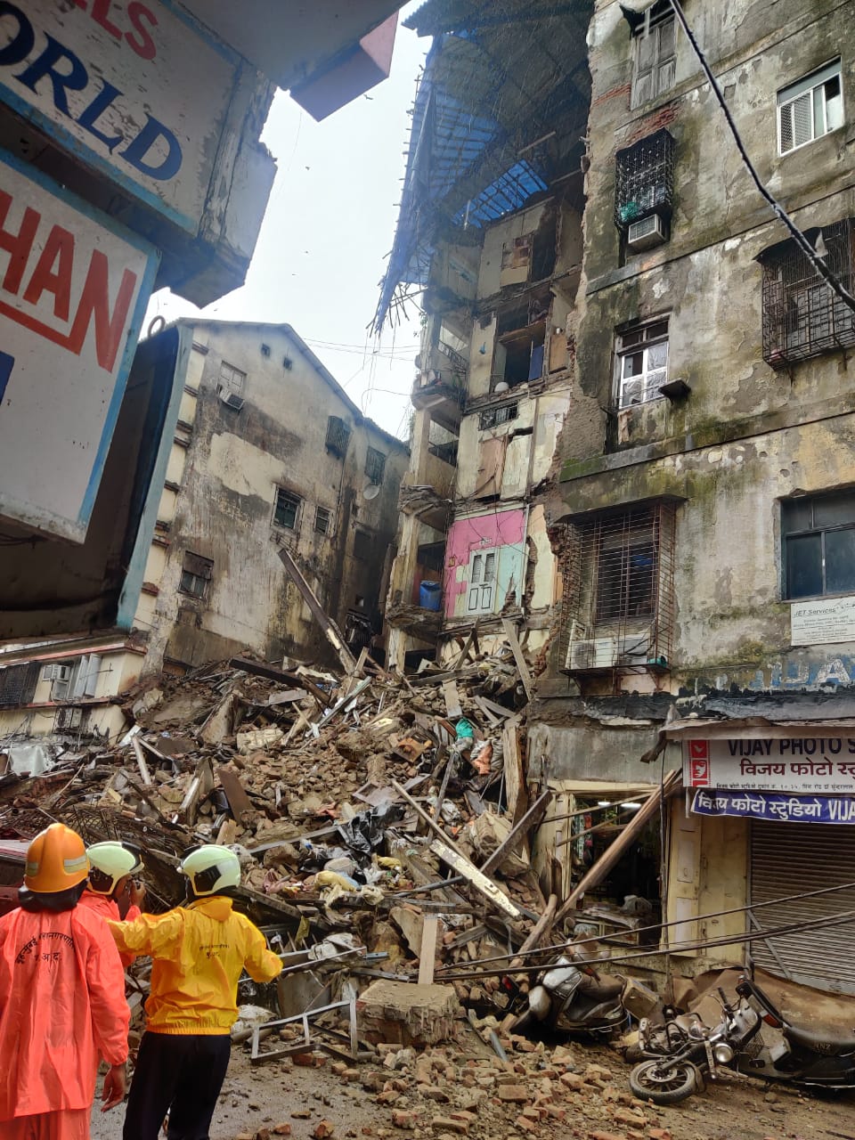 part-of-building-crashes-in-south-mumbai-many-feared-trapped