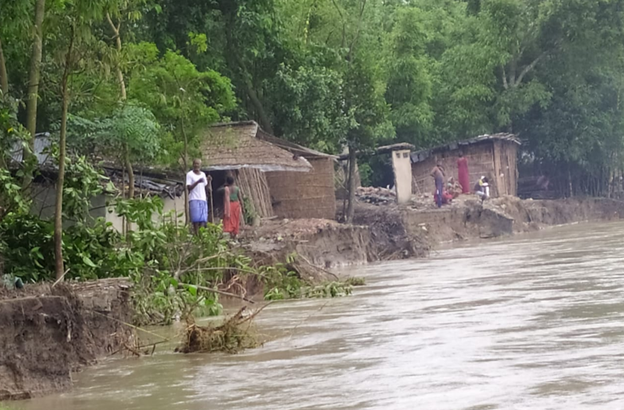 कटाव के कारण दर्जनों घर नदी में हुए विलीन