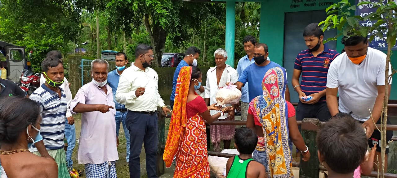 বিজনীৰ বৰ্ন্যাতৰ মাজত খাদ্য সামগ্ৰী বিতৰণ