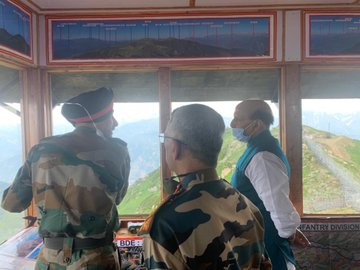 rajnath-visits-key-forward-post-along-loc-in-kashmir