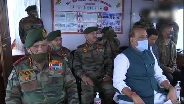 rajnath-visits-key-forward-post-along-loc-in-kashmir