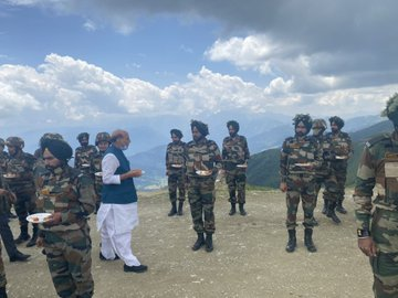 rajnath-visits-key-forward-post-along-loc-in-kashmir