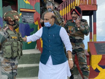 rajnath-visits-key-forward-post-along-loc-in-kashmir