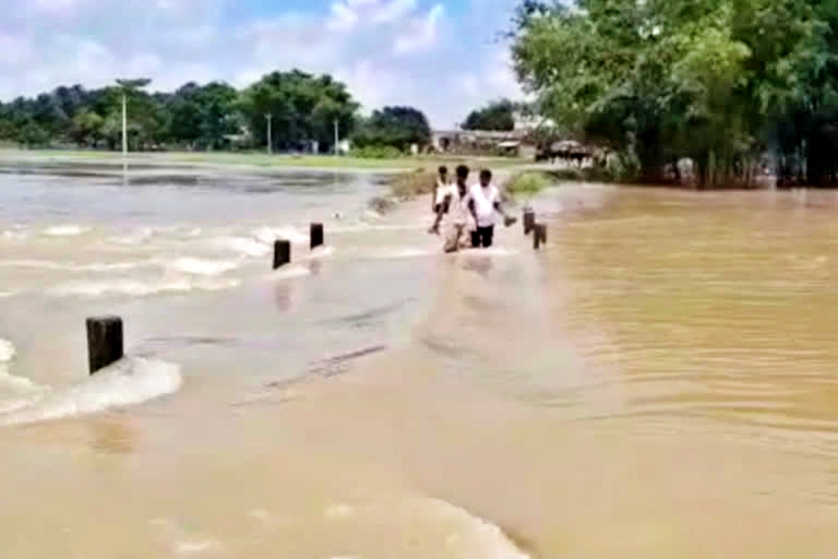 এইদৰে পথৰ ওপৰেদি বাগৰিছে পানী