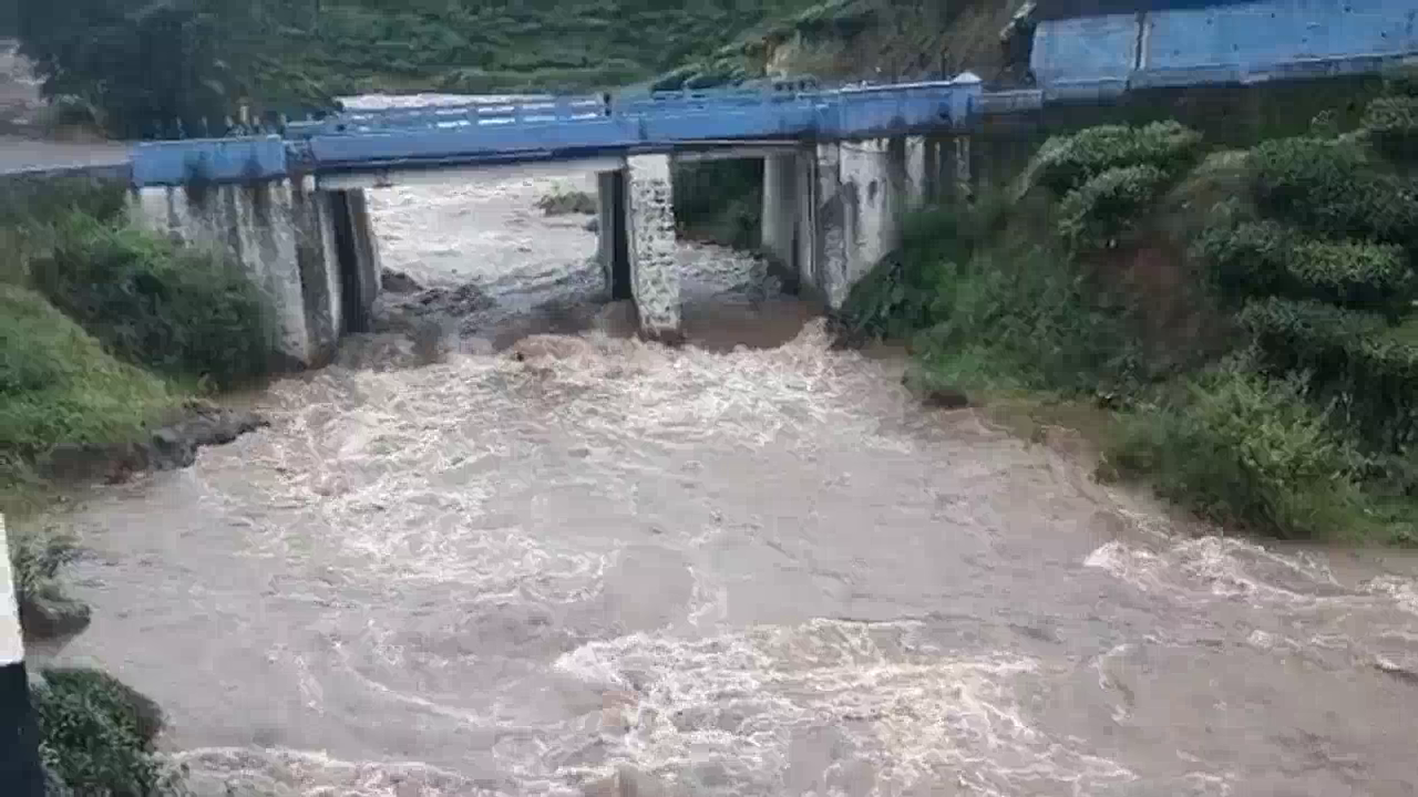 Flood in valparai surrounding rivers