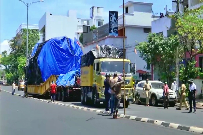 ଏହି 74 ଚକିଆ Volvo FM12 ଟ୍ରକ ରବିବାର ଥିରୁବନନ୍ତପୁରମରେ ପହଞ୍ଚିଛି ।