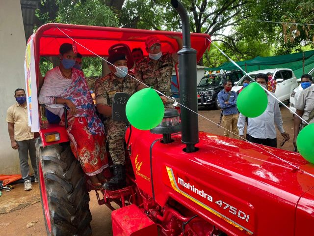 dantewada-district-administration-gave-free-tractor-to-surrendered-naxalites