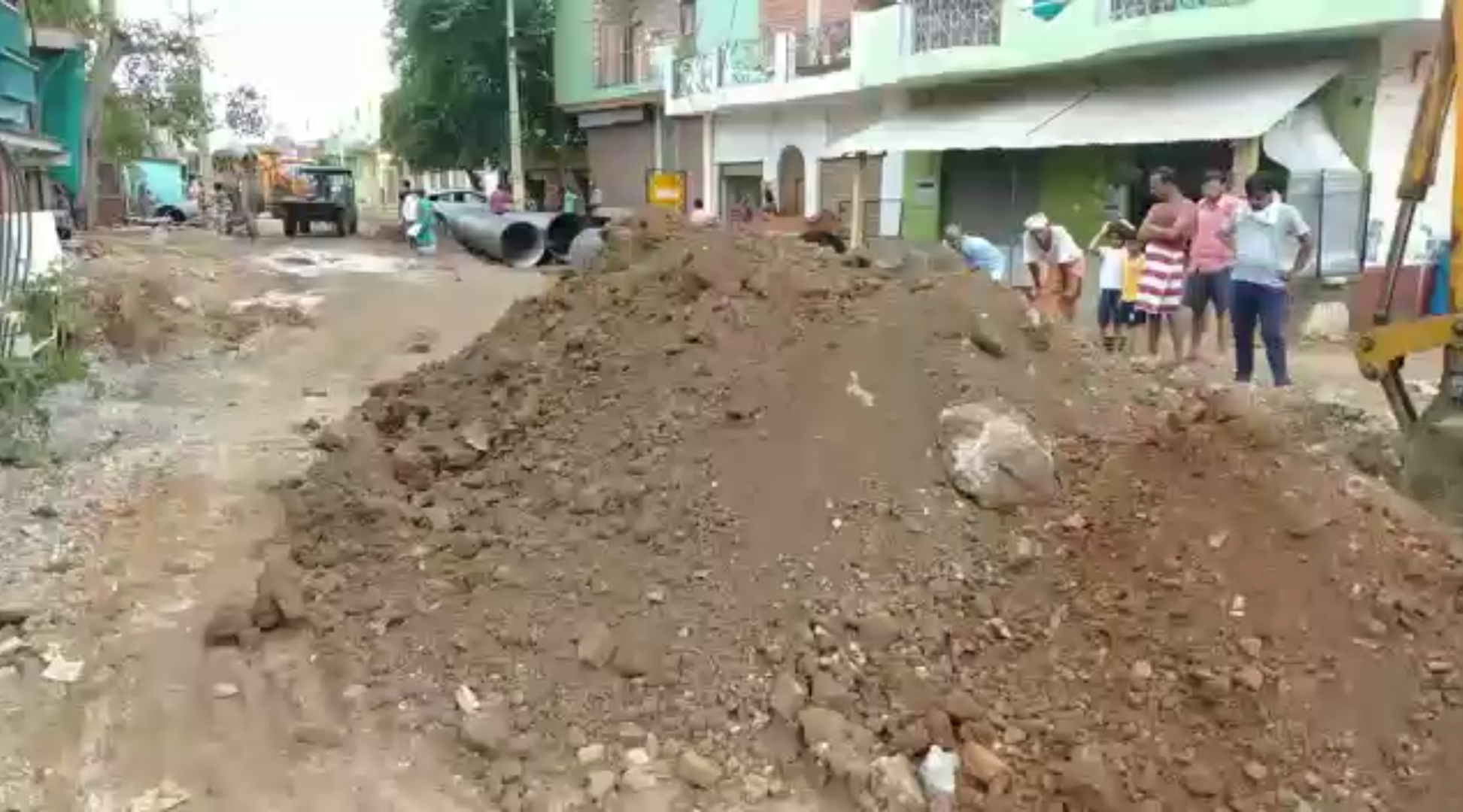 roads dug under Amrut yojana became problem in Gwalior