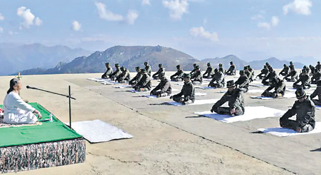 78-yr-old-widow-of-retired-army-officer-on-a-yoga-mission-trains-soldiers