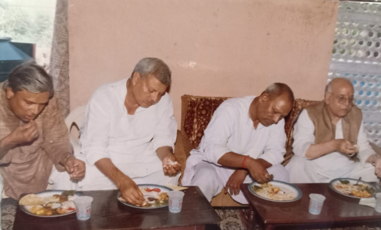 Lal ji ate food at Rohini Kumar Munna's house.