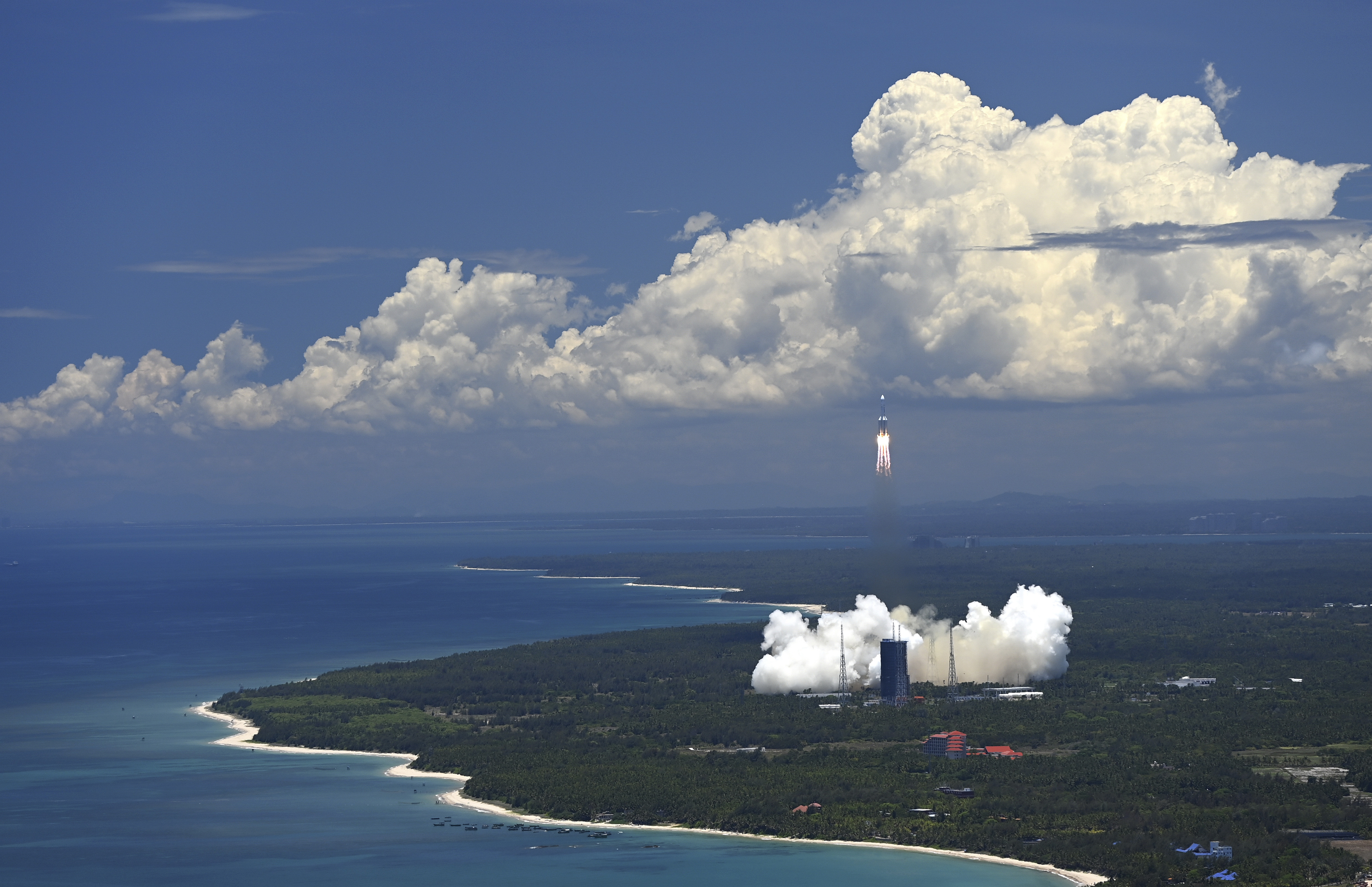 A Long March-5 rocket carrying the Tianwen-1 Mars probe lifts off from the Wenchang Space Launch Center in southern China's Hainan Province, on Thursday.