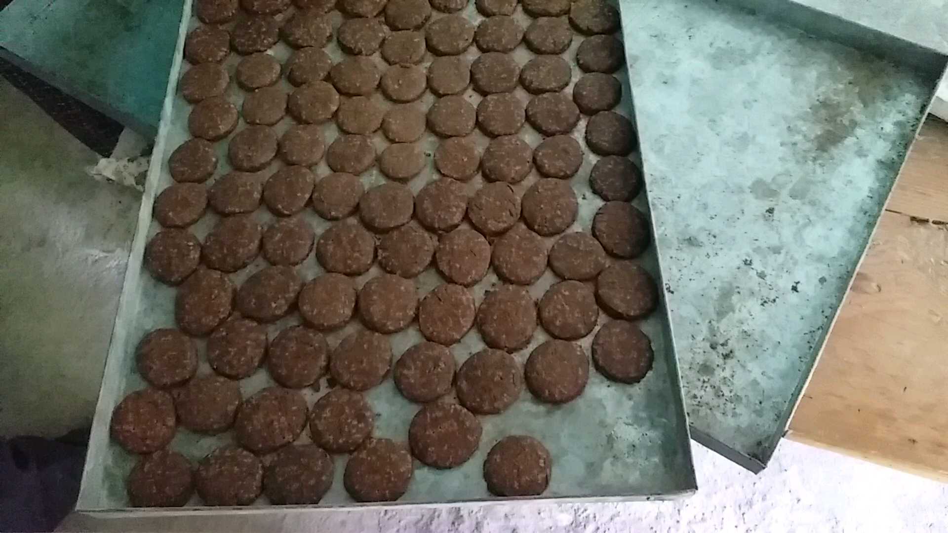 chandrasekhar-chamoli-preparing-manduve-flour-biscuits