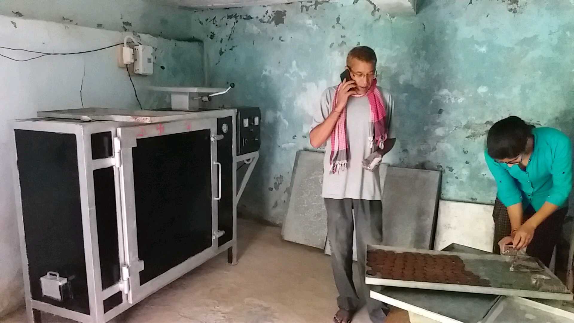 chandrasekhar-chamoli-preparing-manduve-flour-biscuits