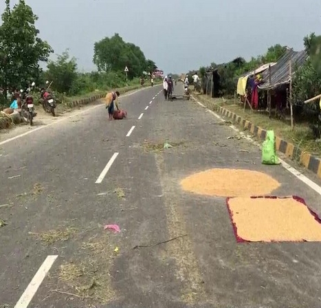 People were forced to set up camps at NH-27 after their homes got partially submerged in floodwaters.