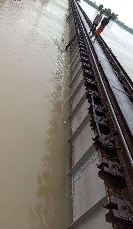 रेल पुल तक पहुंचा बाढ़ का पानी.