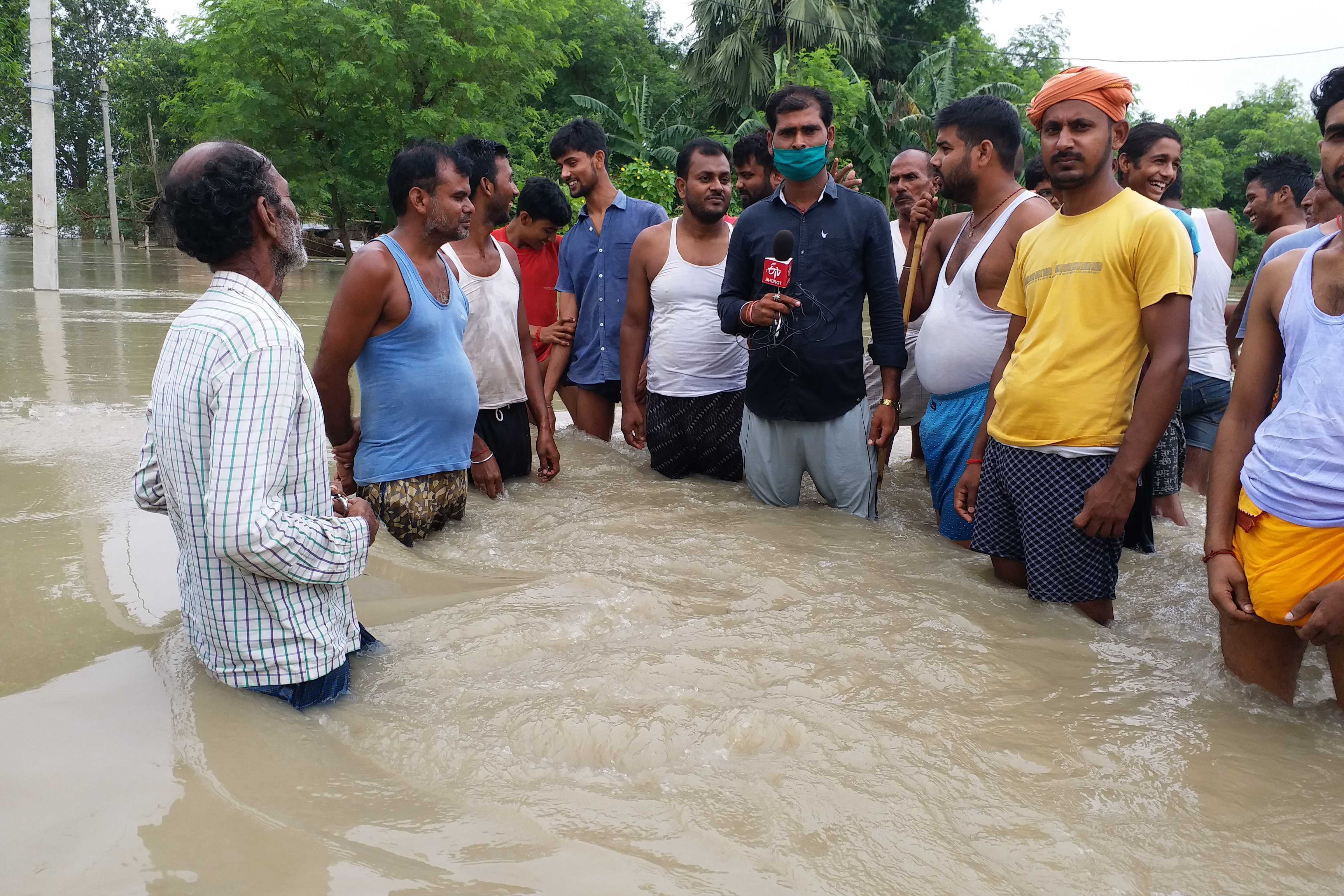 बाढ़ पीड़ितों के बीच ईटीवी भारत संवाददाता