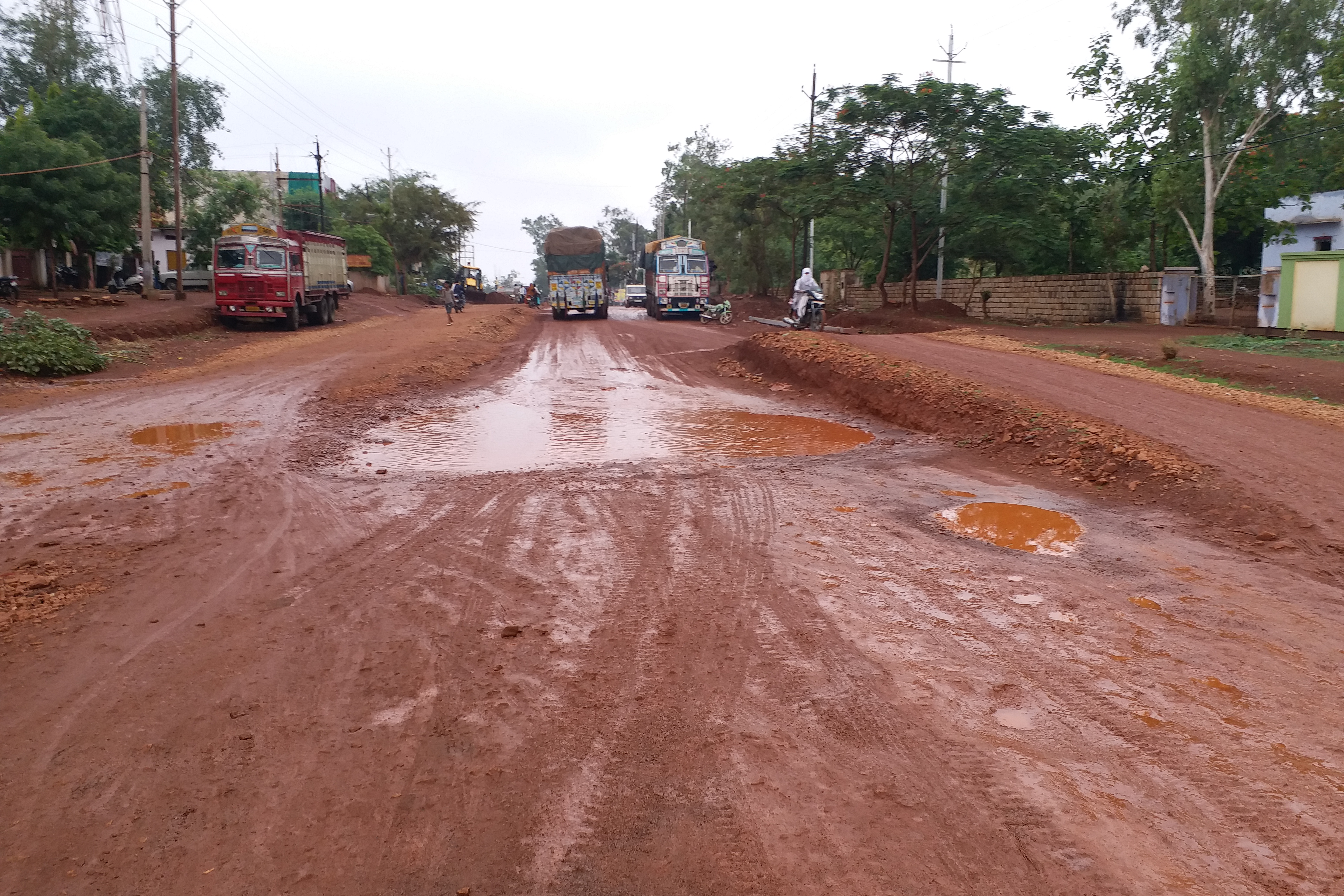 poor-road-in-shivpuri-is-giving-a-treat-to-the-accidents-officials-unknown