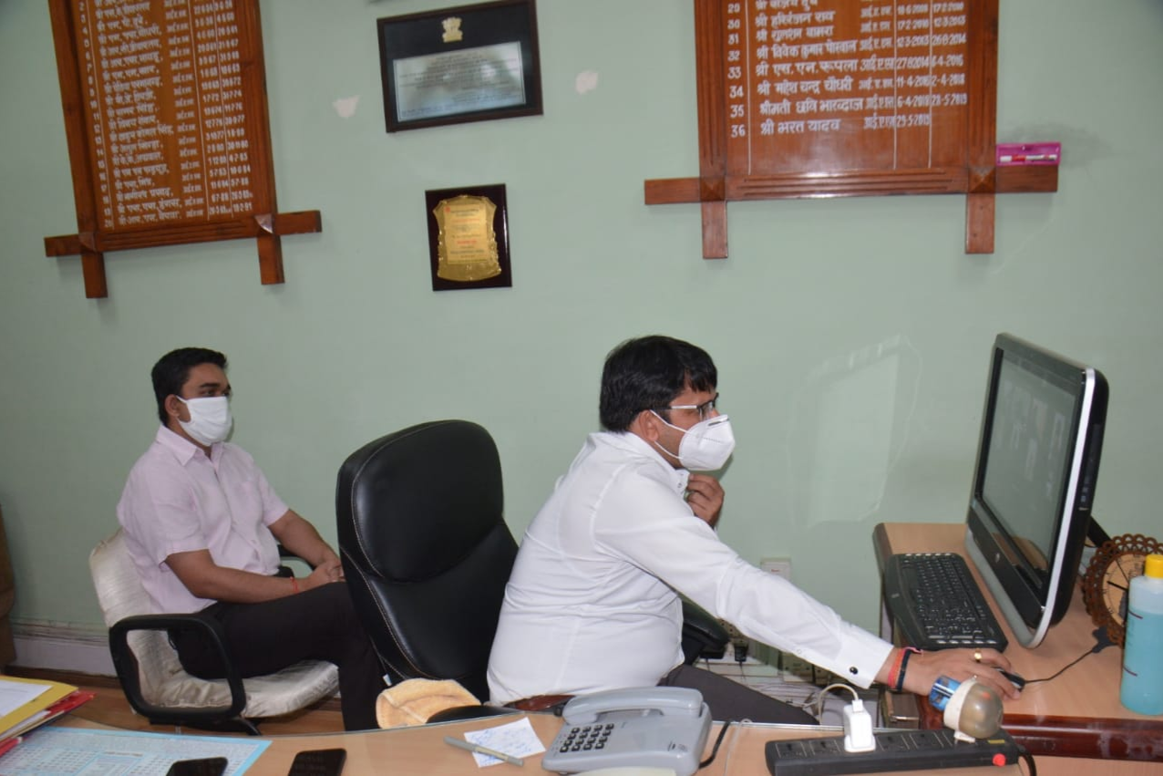 Collector talks to corona patients in Jabalpur through video conference