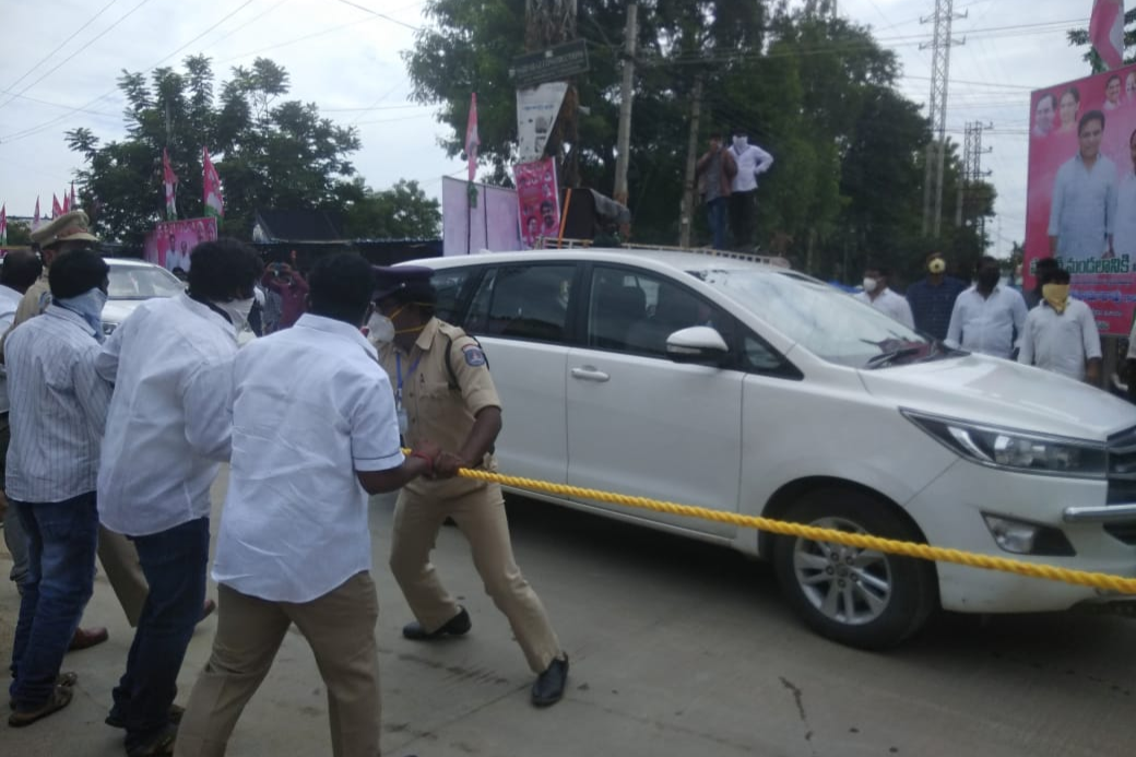 akhila paksham leaders stopped minister ktr convoy