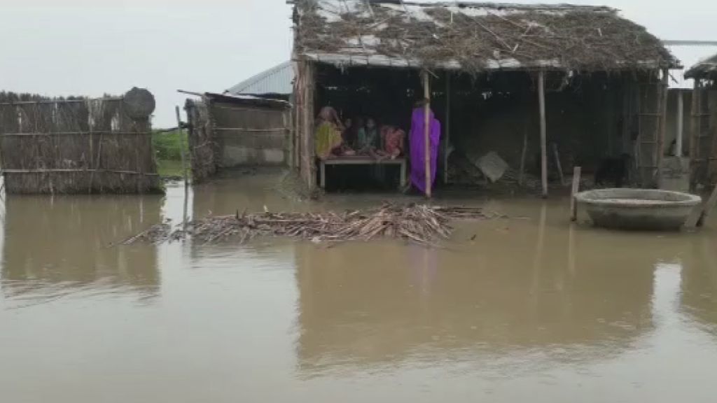 बाढ़ के पानी में फसी हुई महिलाएं